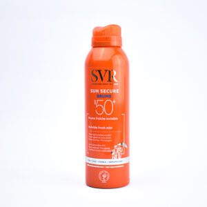Sun Secure Spray Brume SPF50+ 200 ml, de SVR. Bruma con spray ultra fino deja un acabado invisible y brinda una sensación inmediata de frescura, es fácil de aplicar incluso sobre la piel húmeda, es resistente al agua, a la transpiración y a la fricción para una protección óptima, delicadamente perfumada.